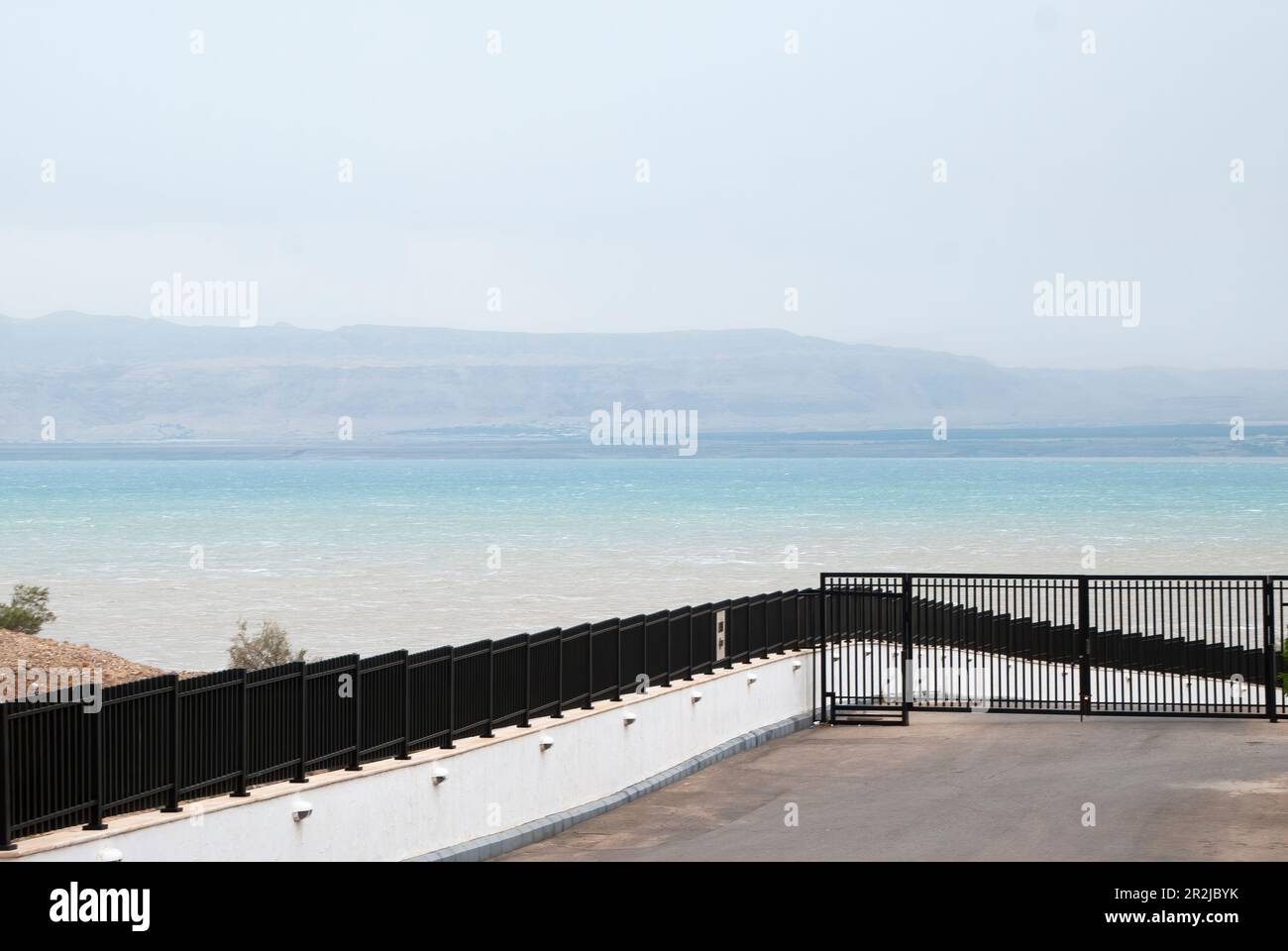 Spiaggia dell'hotel e paesaggio del Mar Morto.Giordania.Mar Morto. Foto Stock