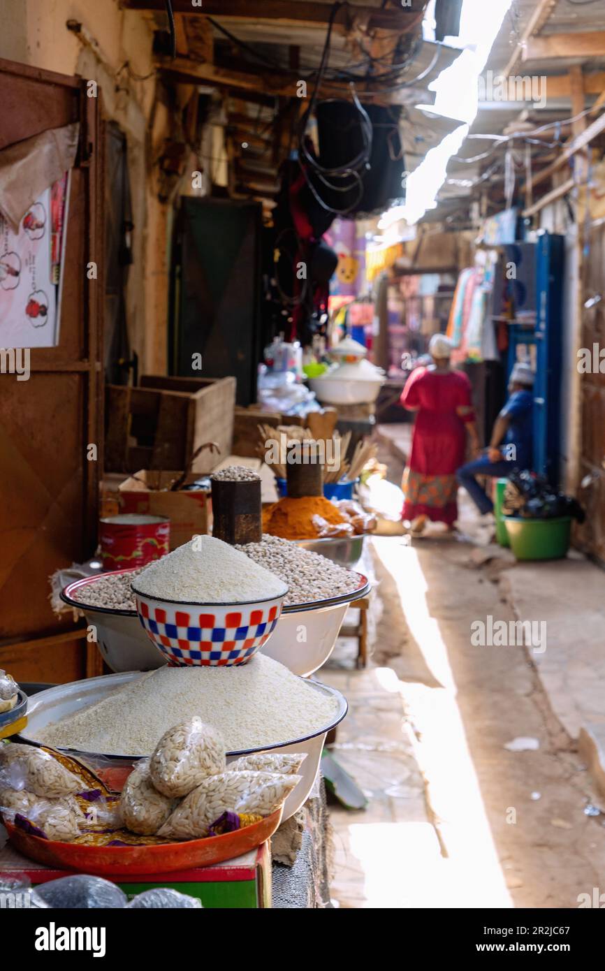 Semi di Egusi, piselli dall'occhio nero e farina di manioca al mercato centrale di Tamale nella regione settentrionale del Ghana nell'Africa occidentale Foto Stock