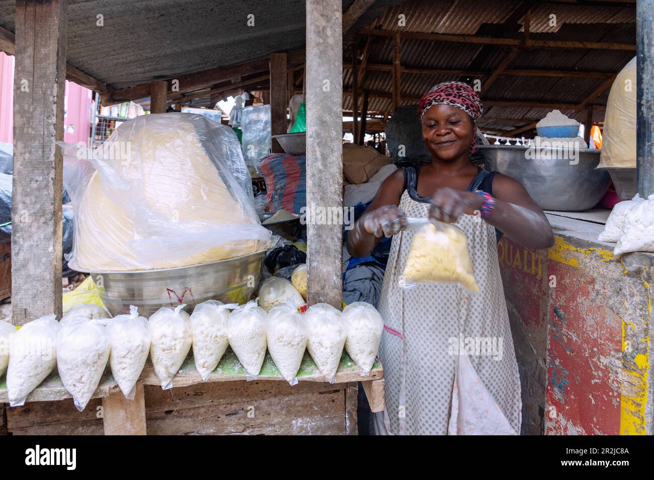 Vendita di farina di manioca e tapioca al mercato settimanale di Techiman nella regione Bono Est del Ghana centrale in Africa occidentale Foto Stock