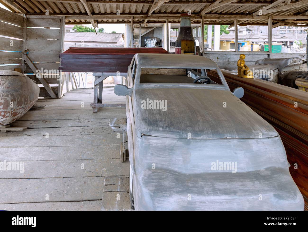 Ciao coffin workshop di Daniel Obrily a Teshie-Nungua nella regione Grande Accra del Ghana orientale in Africa occidentale Foto Stock