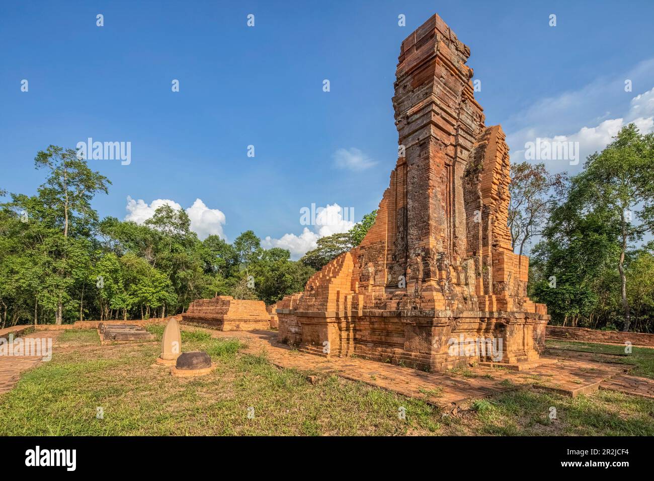 MY SON SANCTUARY È UN GRANDE COMPLESSO DI RELIQUIE RELIGIOSE CHE COMPRENDE OPERE ARCHITETTONICHE CHAM. SITO PATRIMONIO DELL'UMANITÀ DELL'UNESCO A QUANG NAM, VIETNAM. Foto Stock