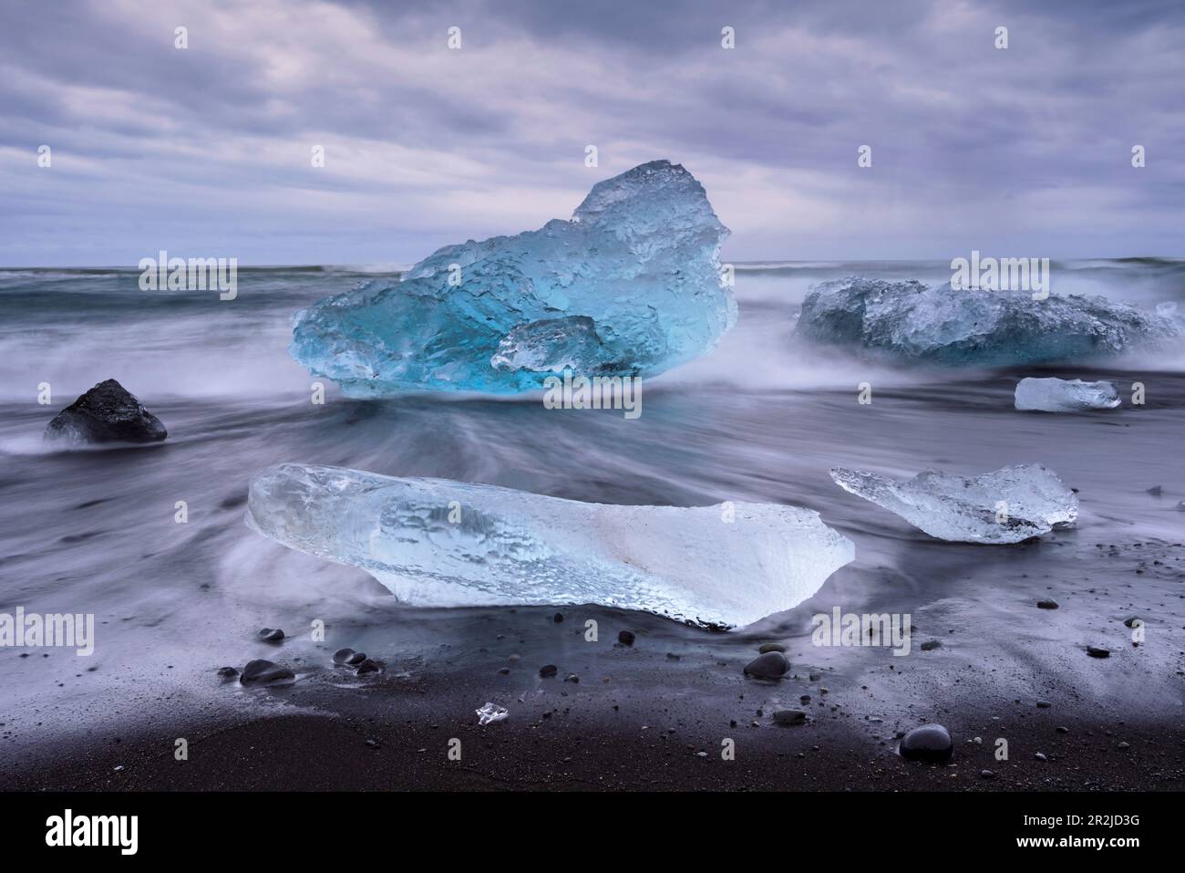 Pezzi di ghiaccio sulla costa dell'Islanda. Foto Stock