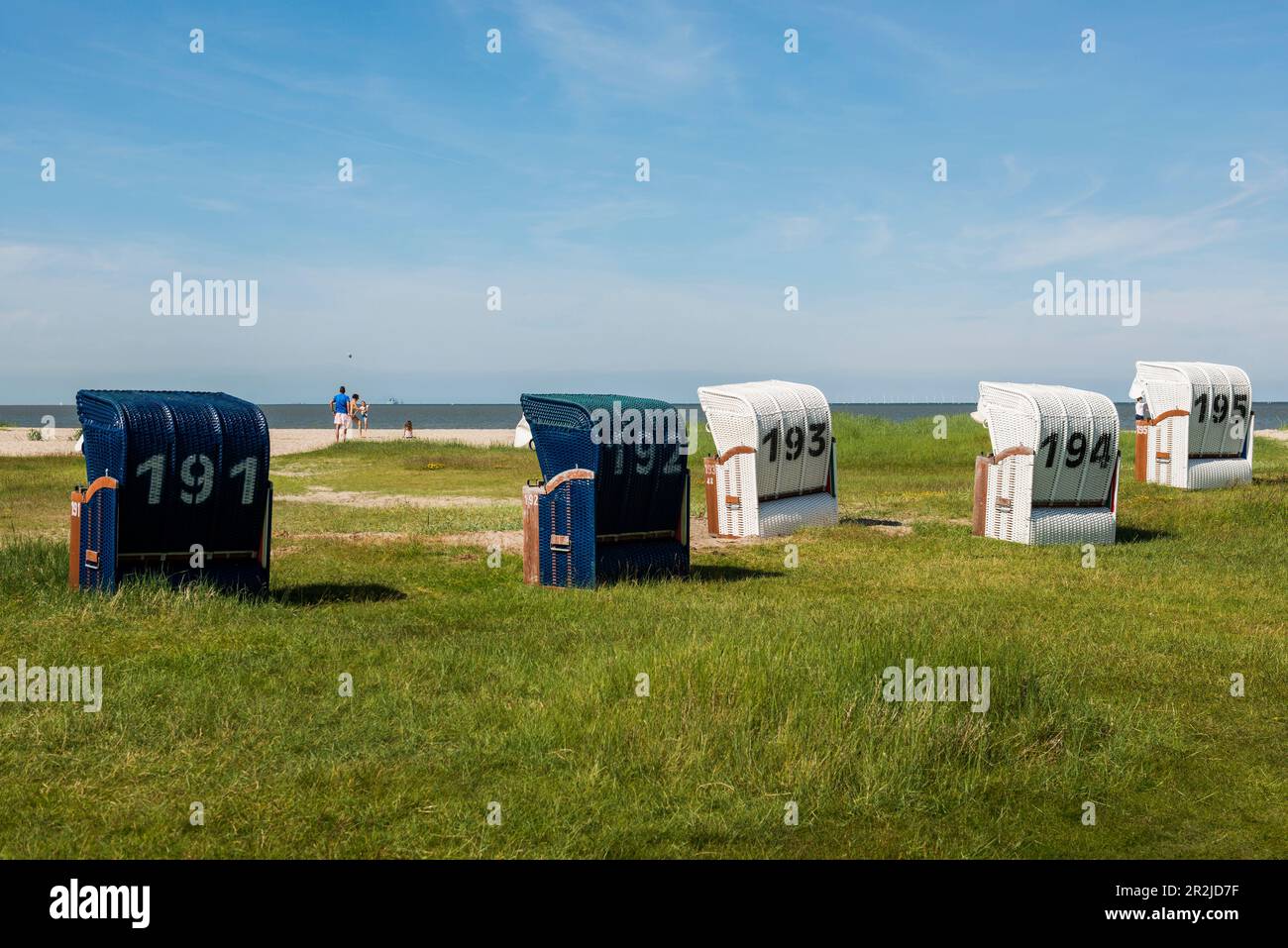 Sedie a sdraio sulla spiaggia sabbiosa, Hooksiel, Frisia orientale, bassa Sassonia, Mare del Nord, Germania Foto Stock