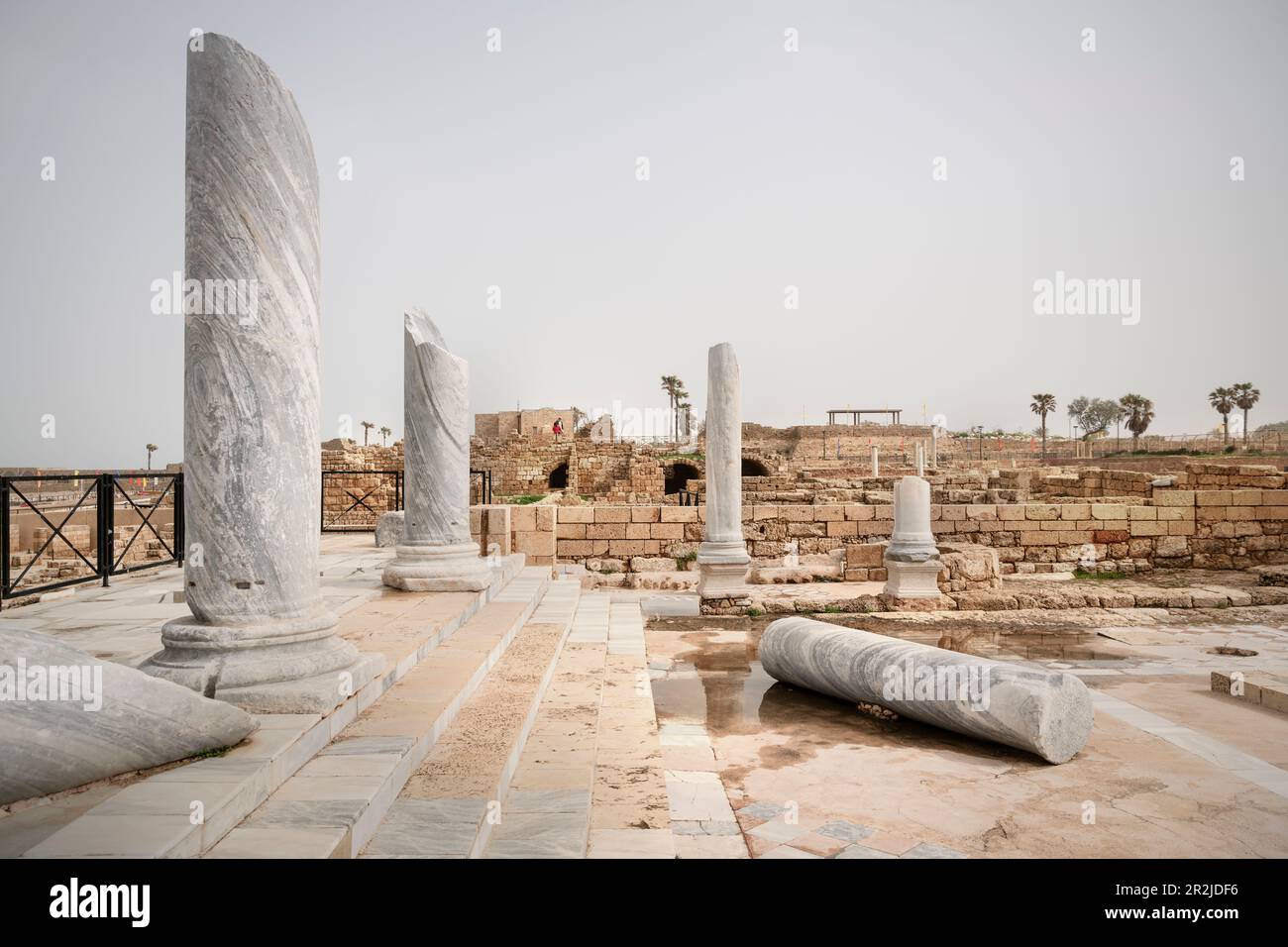 Colonne di marmo di epoca romana, antica città di Cesarea Maritima, Israele, Medio Oriente, Asia Foto Stock