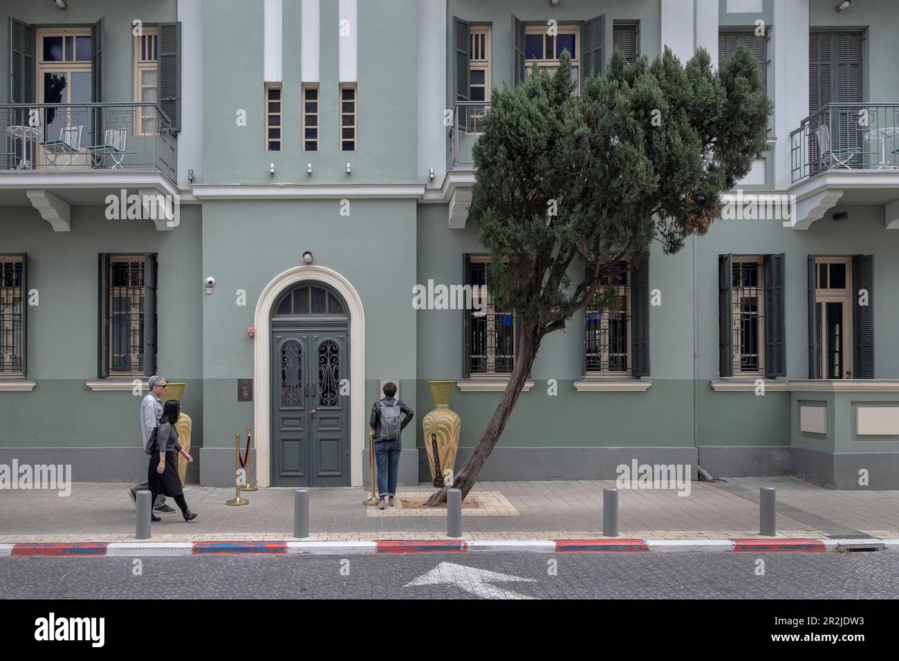 Turisti che leggono la colpa nel quartiere Bauhaus, Tel Aviv, Israele, Medio Oriente, Asia Foto Stock
