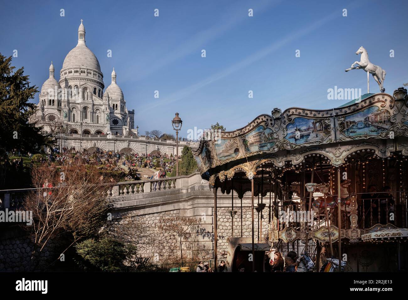 Giostra alla Basilica "Sacré-Cœur de Montmartre", capitale Parigi, Ile de France, Francia Foto Stock