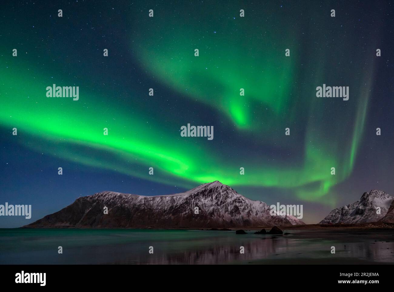 Aurora Borealis sulla spiaggia di Skagsanden, Lofoten, Norvegia. Foto Stock