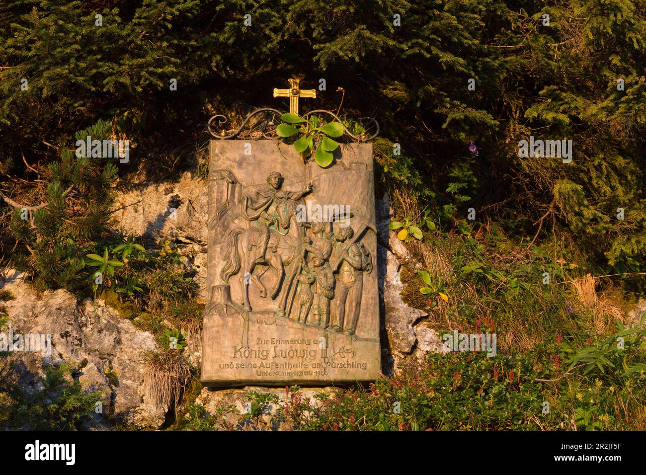 Targa commemorativa Re Ludovico II a Pürschling, Alpi Ammergau, Baviera, Germania Foto Stock