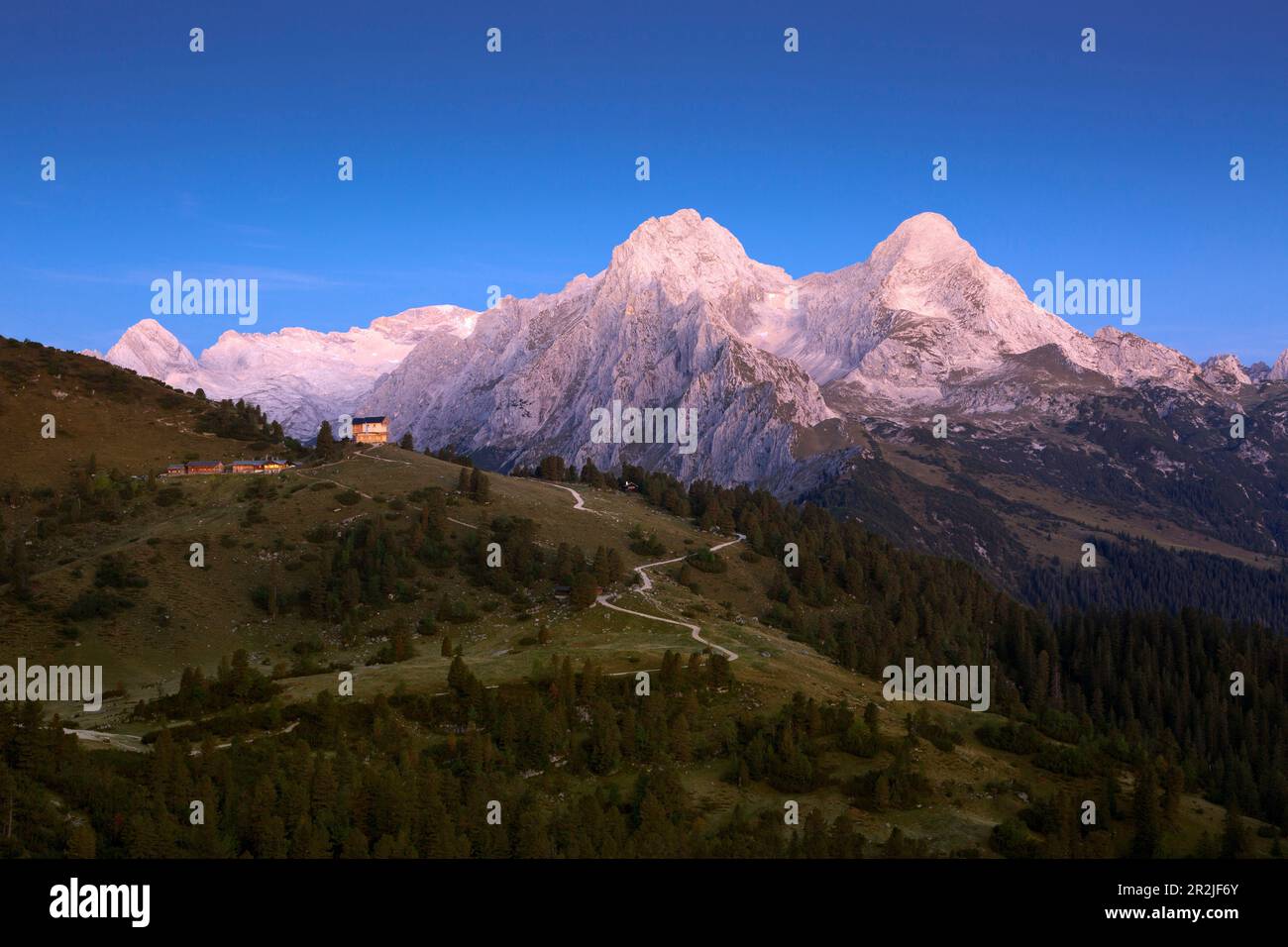 Vista dallo Schachentor alle vette di Königshaus am Schachen, Hochblassen e Alpspitze, Wetterstein, Baviera, Germania Foto Stock