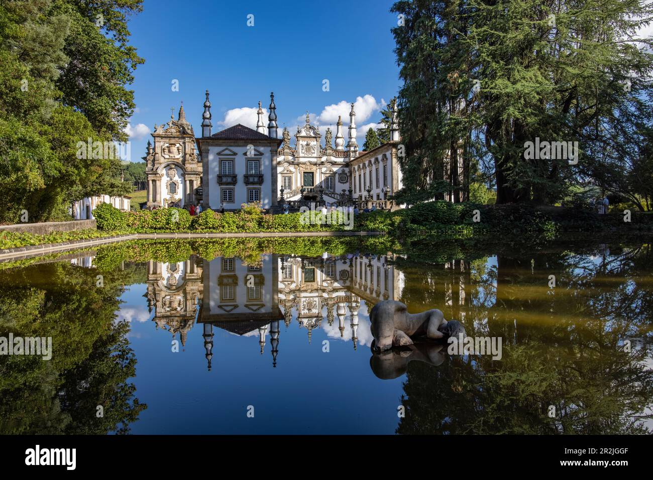 Riflessione di Mateus Palace nello stagno, Vila Real, Vila Real, Portogallo, Europa Foto Stock