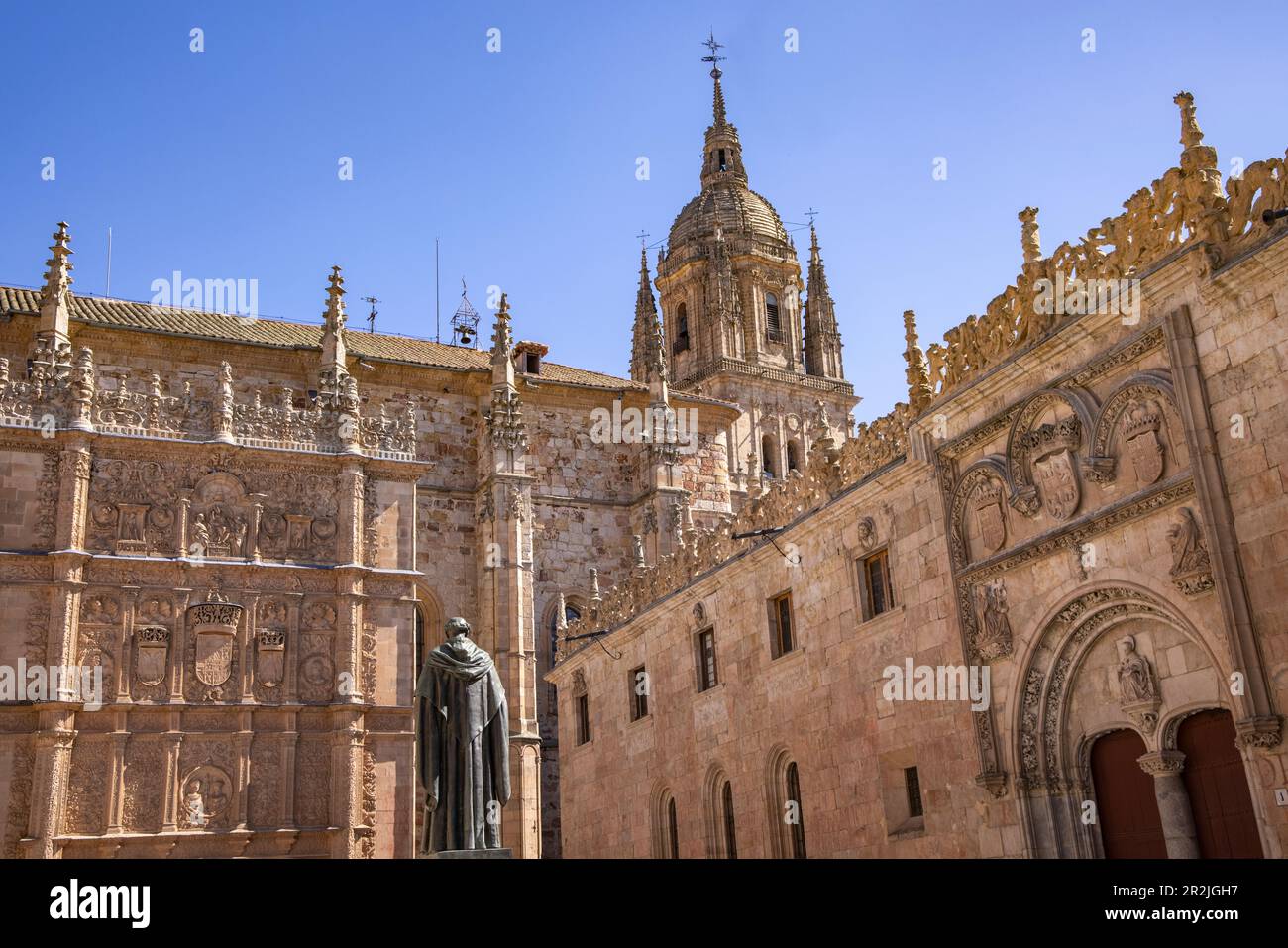 Monumento a Fray Luis de León fuori dell'Università di Salamanca, Salamanca, Castilla y Leon, Spagna, Europa Foto Stock