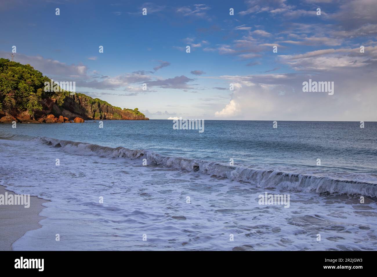 Spiaggia a Grand Anse Bay con promontorio e nave da crociera Silver Moon (Silversea Cruises) all'orizzonte, Saint George's, Saint George, Grenada, Caraibi Foto Stock