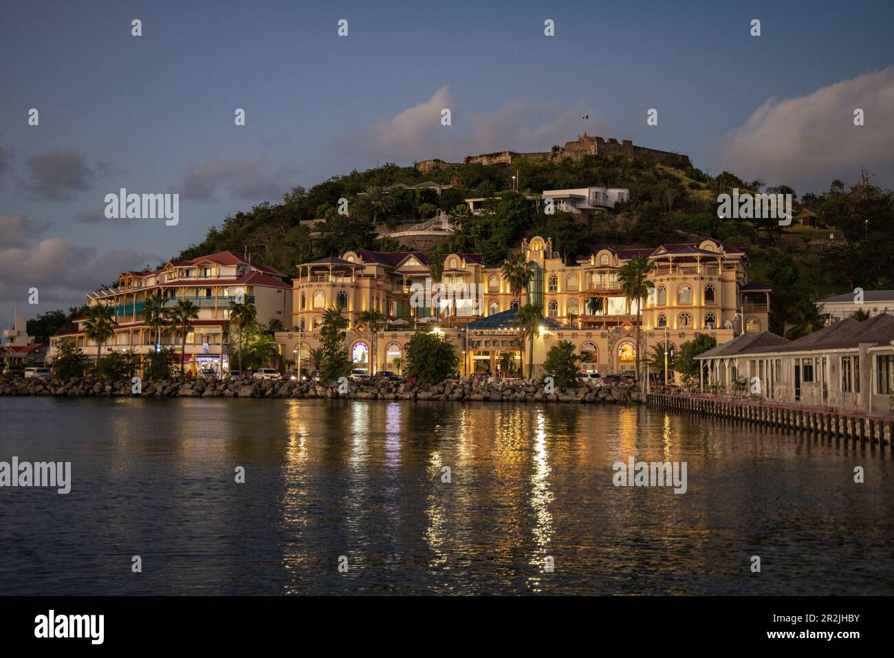 Edifici sul lungomare al tramonto con Fort St.Louis al tramonto, Marigot, Saint Martin (Sint Maarten), Caraibi Foto Stock
