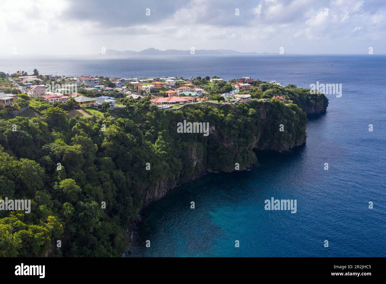 Vista aerea delle case sulla scogliera, Kingstown, St George, St Vincent Island, Saint Vincent e Grenadine, Caraibi Foto Stock