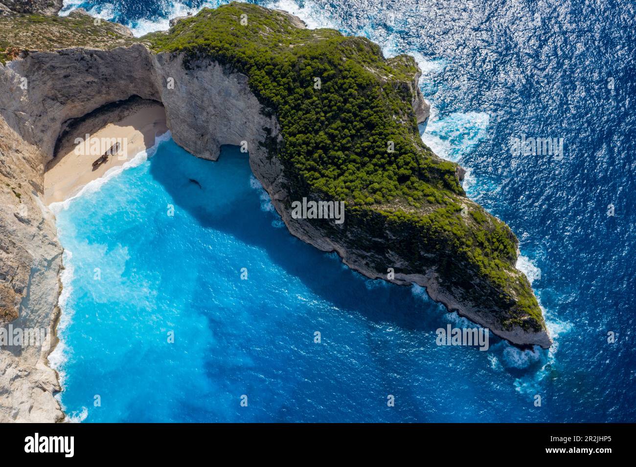 Veduta aerea della nave arrugginita MV Panagiotis che si è arenata nel 1980, Shipwreck Beach, Zante, Isole IONIE, Grecia, Europa Foto Stock