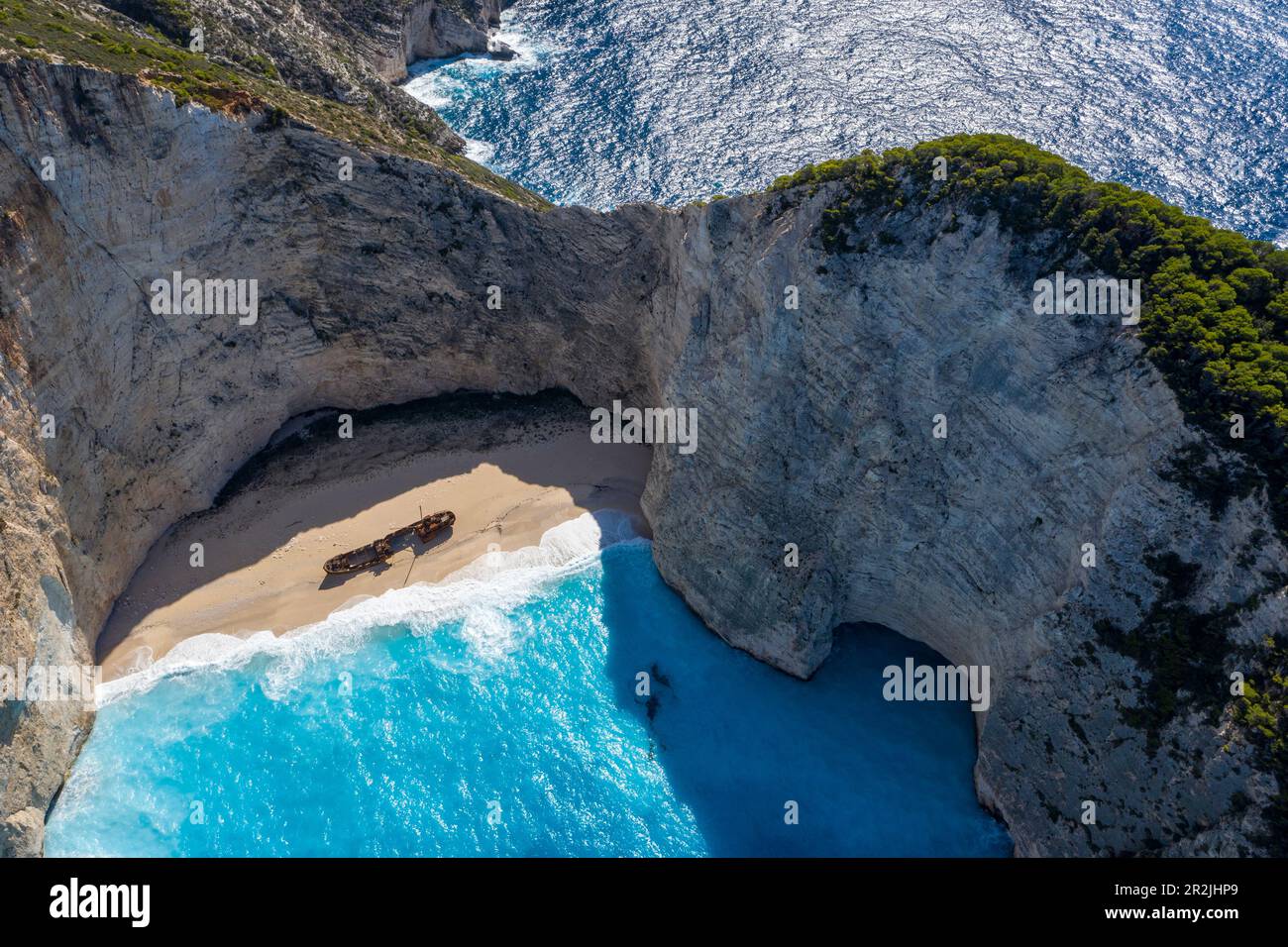 Veduta aerea della nave arrugginita MV Panagiotis che si è arenata nel 1980, Shipwreck Beach, Zante, Isole IONIE, Grecia, Europa Foto Stock