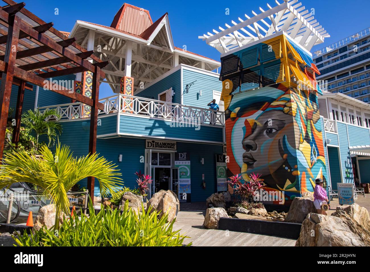 Colorato complesso commerciale nel porto di Roatán - Coxen Hole, Roatán, Bay Islands, Honduras, America Centrale Foto Stock