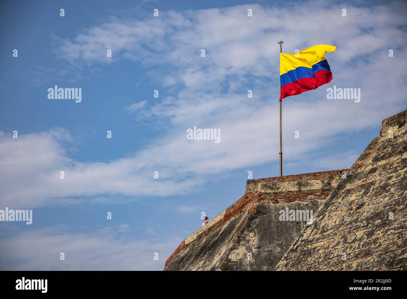 La bandiera colombiana vola presso la fortezza Castillo San Felipe de Barajas, Cartagena, Bolívar, Colombia, Sud America Foto Stock