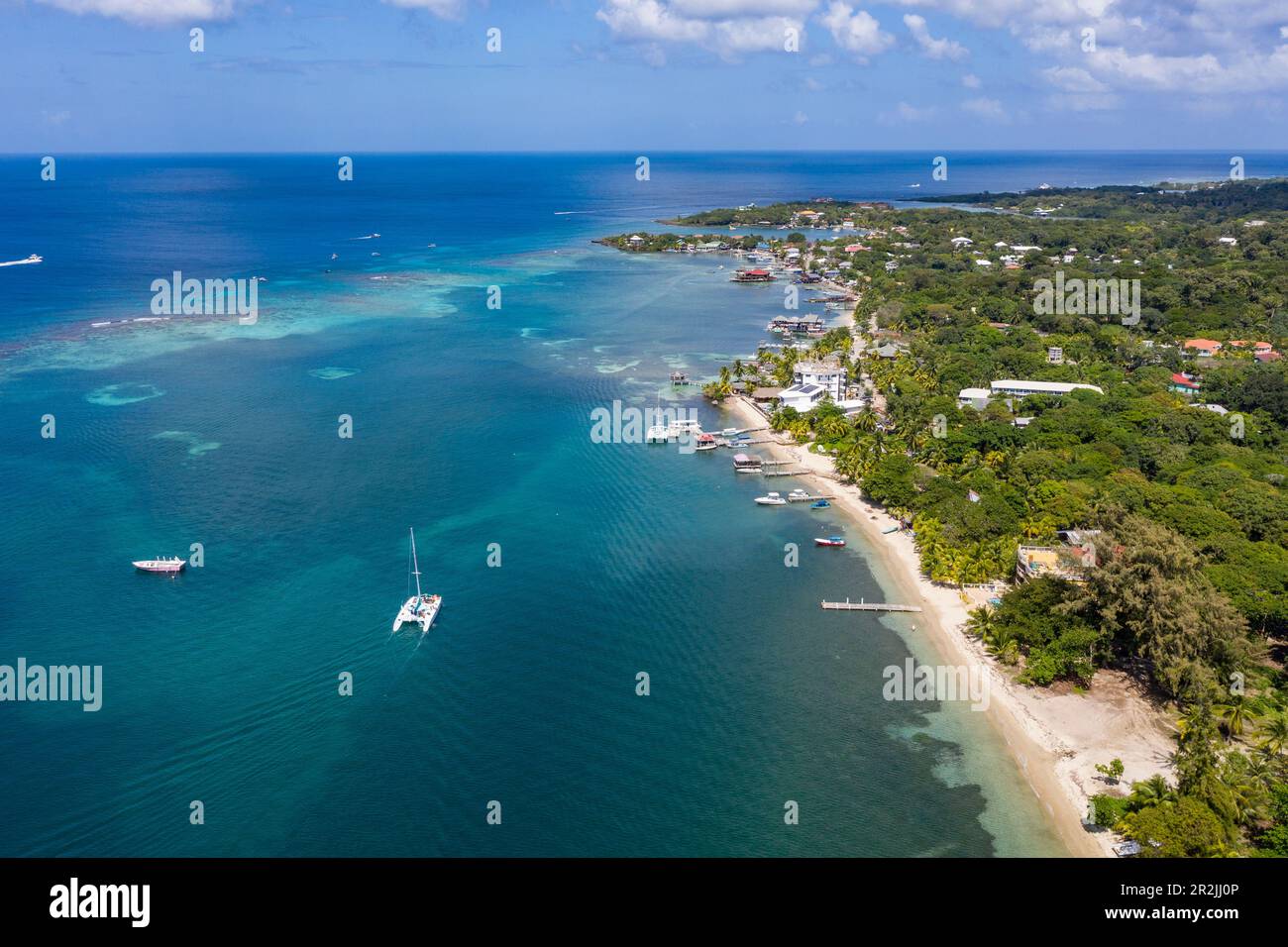 Vista aerea della costa e di West Bay, Roatan, Bay Islands, Honduras, America Centrale Foto Stock