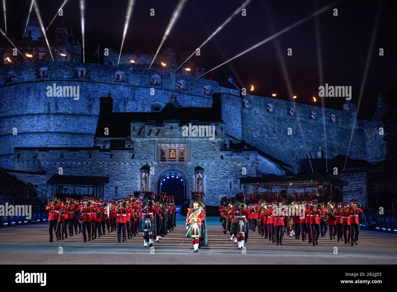 Le band militari britanniche massaggiate suonano al Royal Edinburgh Military Tattoo 2022 presso l'Edinburgh Castle Esplanade, Edimburgo, Scozia, Regno Unito, E. Foto Stock