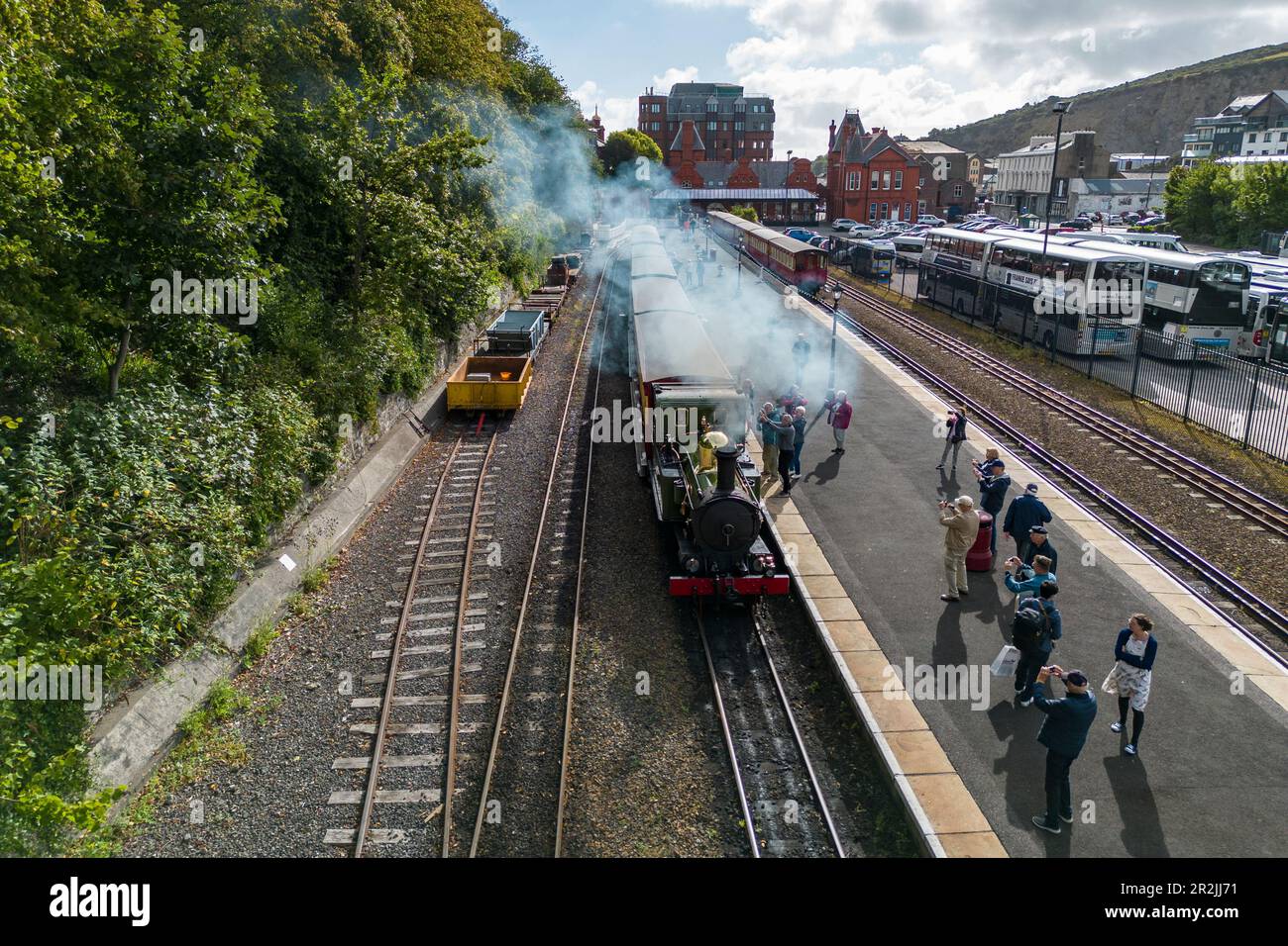 Vista aerea di un treno della ferrovia dell'Isle of Man Railway Company, Douglas, Isle of Man, British Crown Dependance, Europa Foto Stock