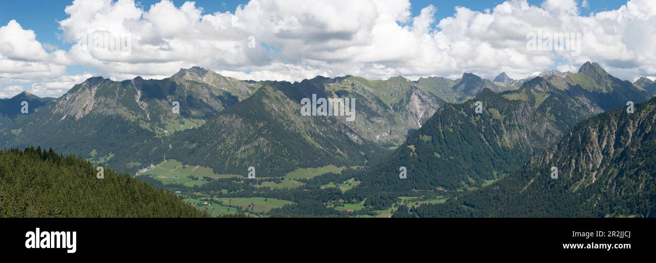 Panorama montano dal Söllereck al Nebelhorn, 2224m, Schattenberg, 1845m, Schneck, 2268m, Riffenkopf, 1748m, e Höfats, 2259m, Allgäu Alpi, Foto Stock
