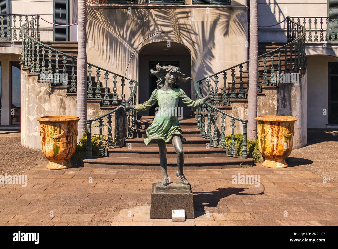 La statua di James Butler di Leaping Girl di fronte al Monte Palace Hotel nel giardino tropicale di Monte Palace a Funchal, Isola di Madeira, Portogallo Foto Stock