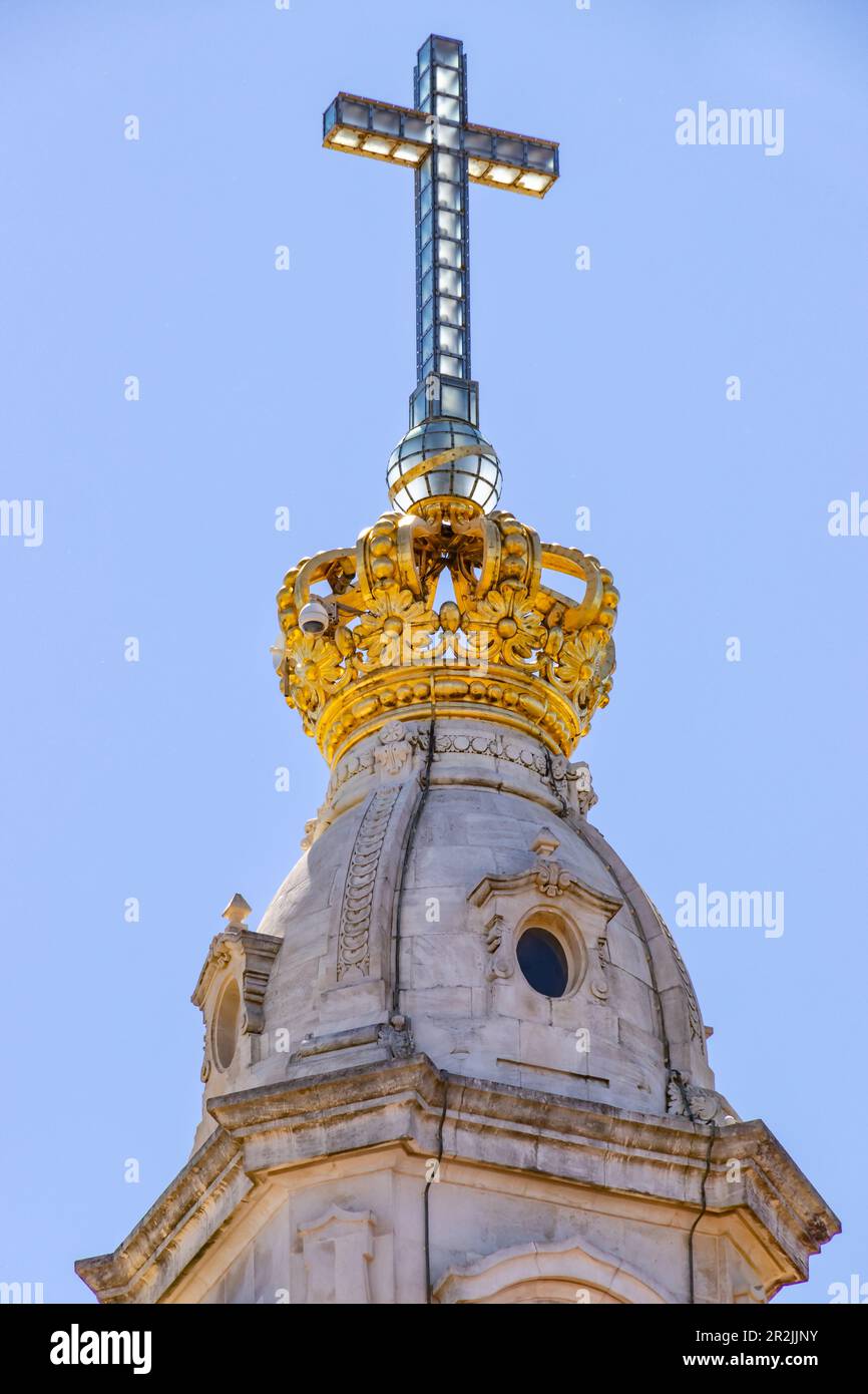 Croce trasparente sulla corona dorata in cima alla Basilica di Nossa Senhora do Rosário, Fatima, Portogallo Foto Stock