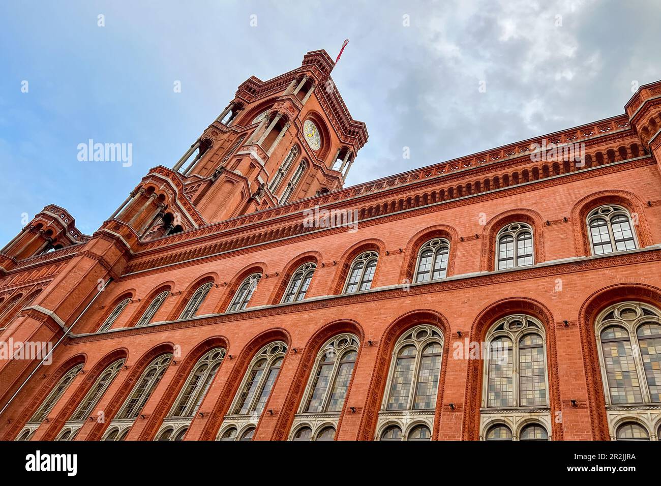 Il famoso Rotes Rathaus vicino Alexanderplatz a Berlino visto dal basso in una prospettiva interessante, Berlino, Germania Foto Stock