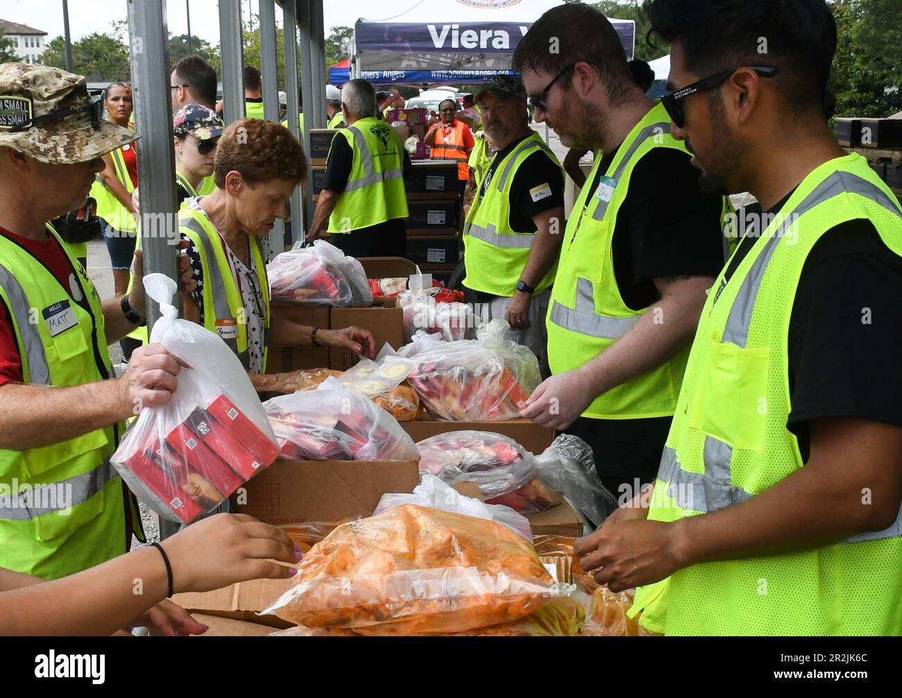 Orlando, Stati Uniti. 19th maggio, 2023. I volontari preparano i pacchetti alimentari in occasione di un evento di distribuzione alimentare militare e veterano per coloro che ne hanno bisogno, sponsorizzato da Lockheed Martin e dal National no profit Soldiersí Angels presso la clinica del Lago Baldwin VA a Orlando. In riconoscimento del mese dell'apprezzamento militare, 200 veterani preregistrati dell'area di Orlando, militari attivi, guardiani e riservisti hanno ricevuto in media 75 libbre di frutta e verdura fresca, carni e non-deperibili all'evento. Credit: SOPA Images Limited/Alamy Live News Foto Stock