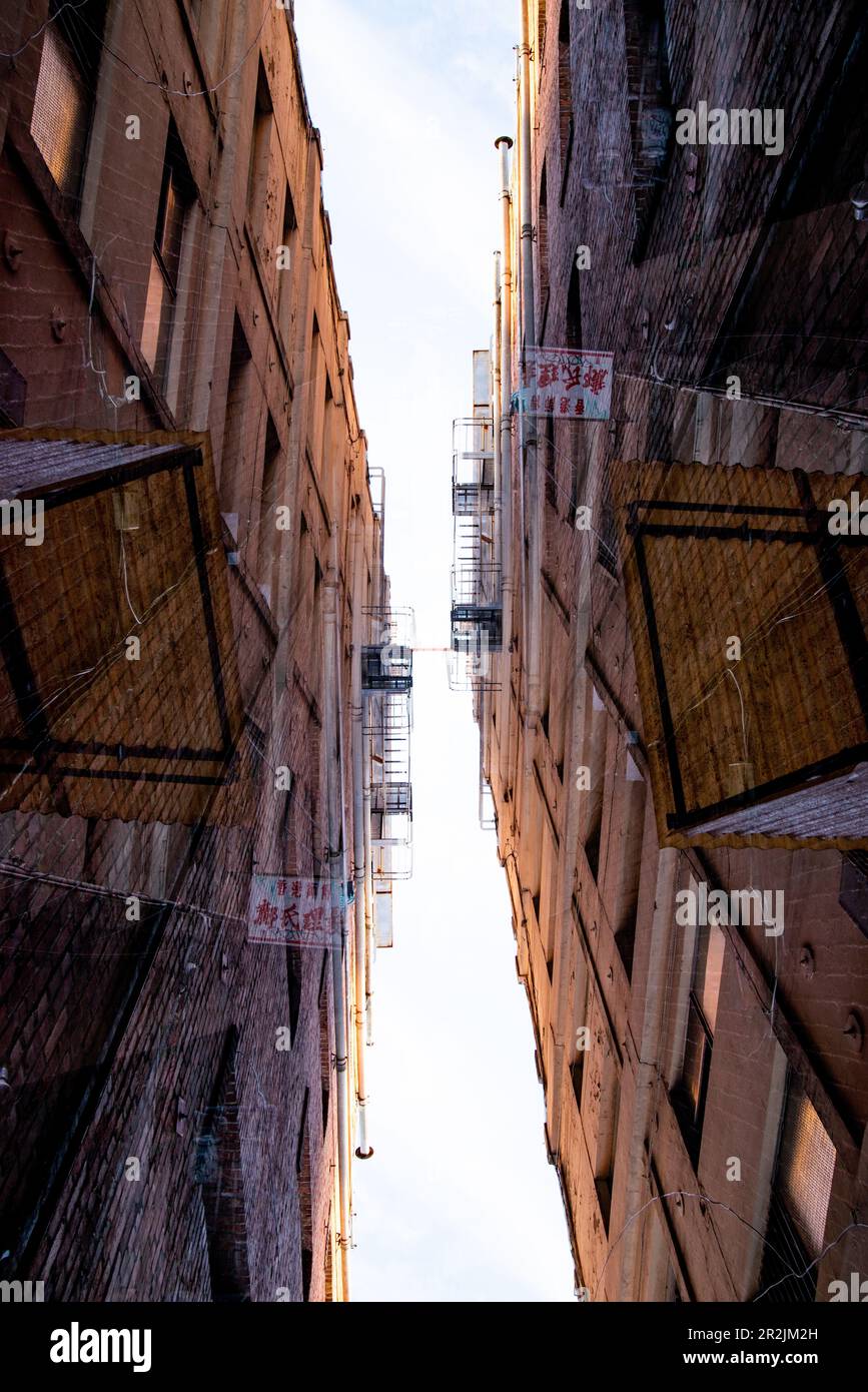 Guardando in alto nelle strade soleggiate di Barcellona, Spagna. Foto Stock