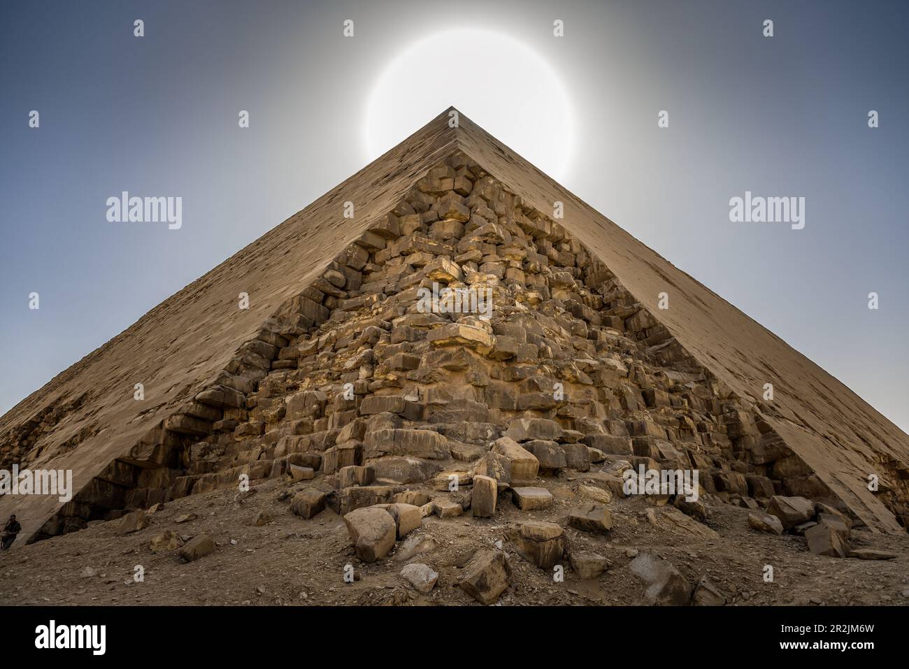 La piramide piegata si trova presso la necropoli reale di Dahshur, Egitto Foto Stock