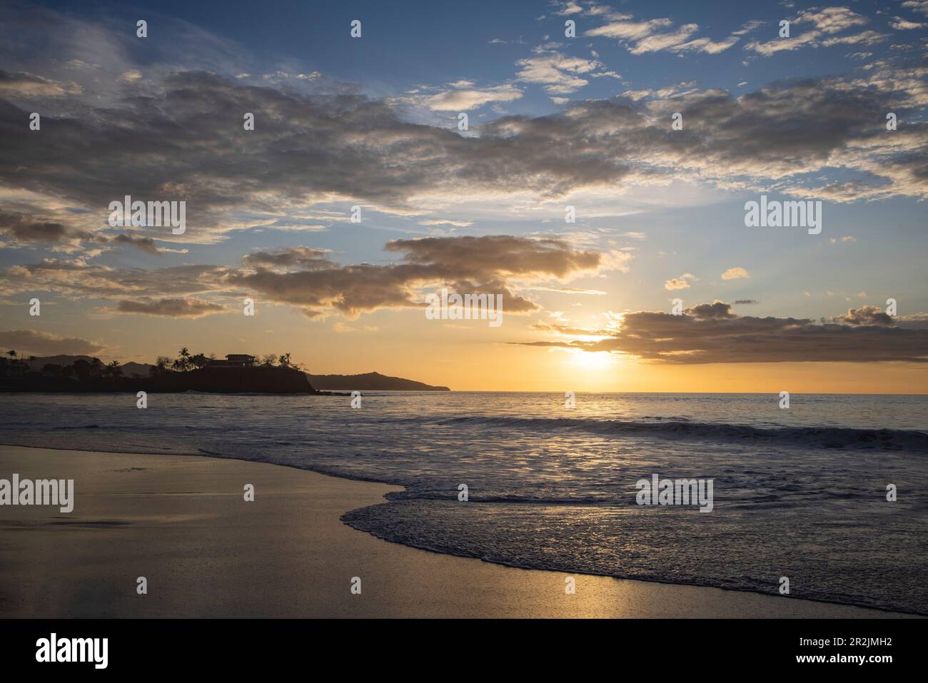 Flamingo Beach e promontorio al tramonto, Playa Flamingo, Guanacaste, Costa Rica, America Centrale Foto Stock