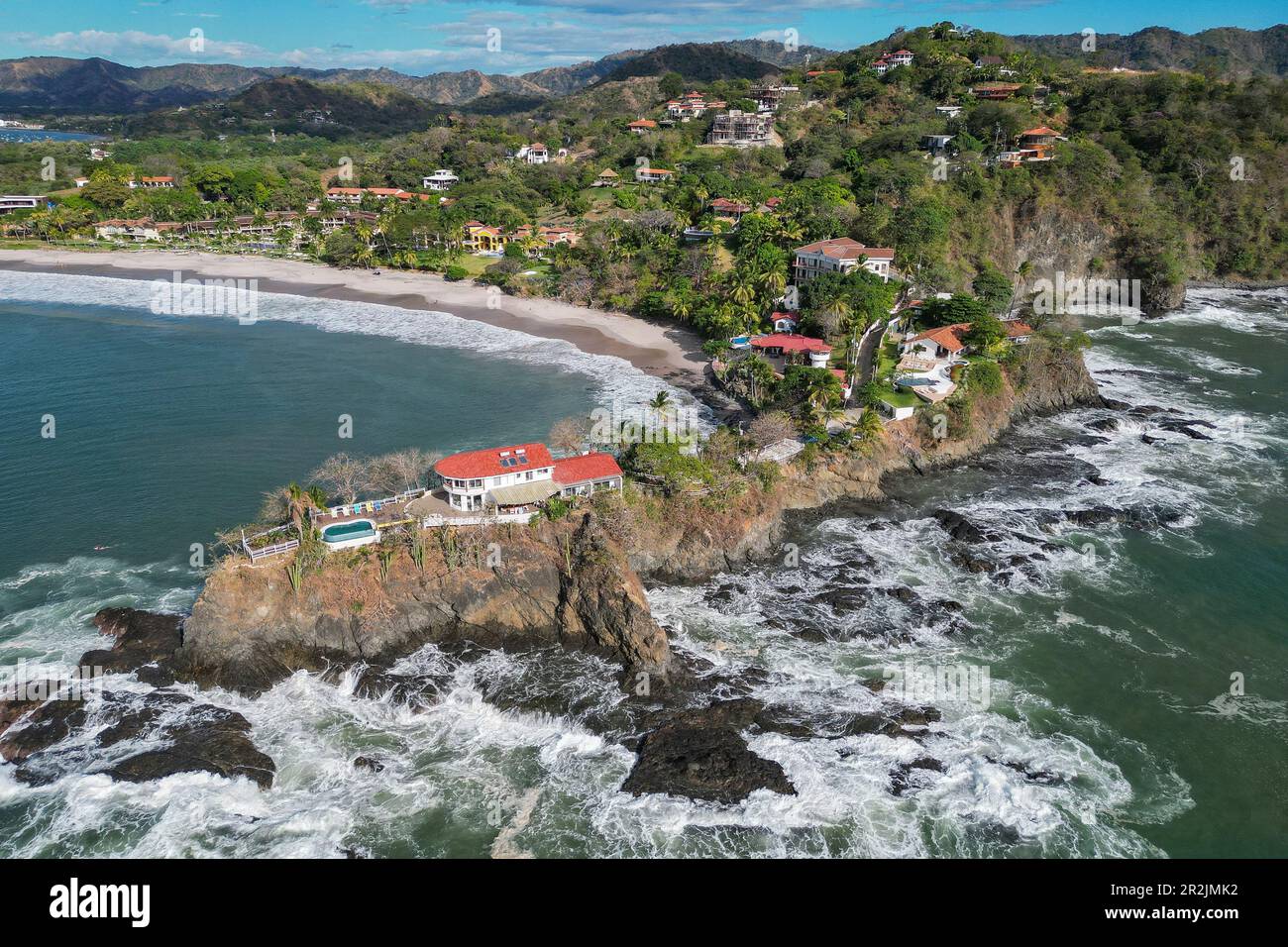 Vista aerea delle ville sul promontorio con Flamingo Beach dietro, Playa Flamingo, Guanacaste, Costa Rica, America Centrale Foto Stock