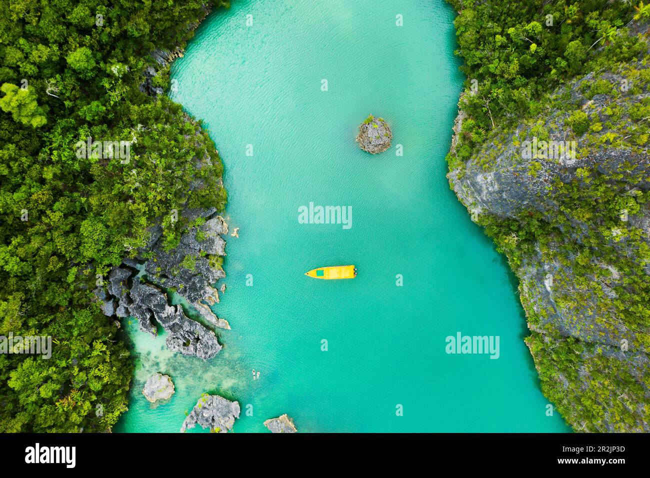 Natura, drone e barca sul mare con il verde su un'isola tropicale durante il viaggio di vacanza estivo. Ambiente, acqua del lago e vista aerea del fiume all'aperto Foto Stock