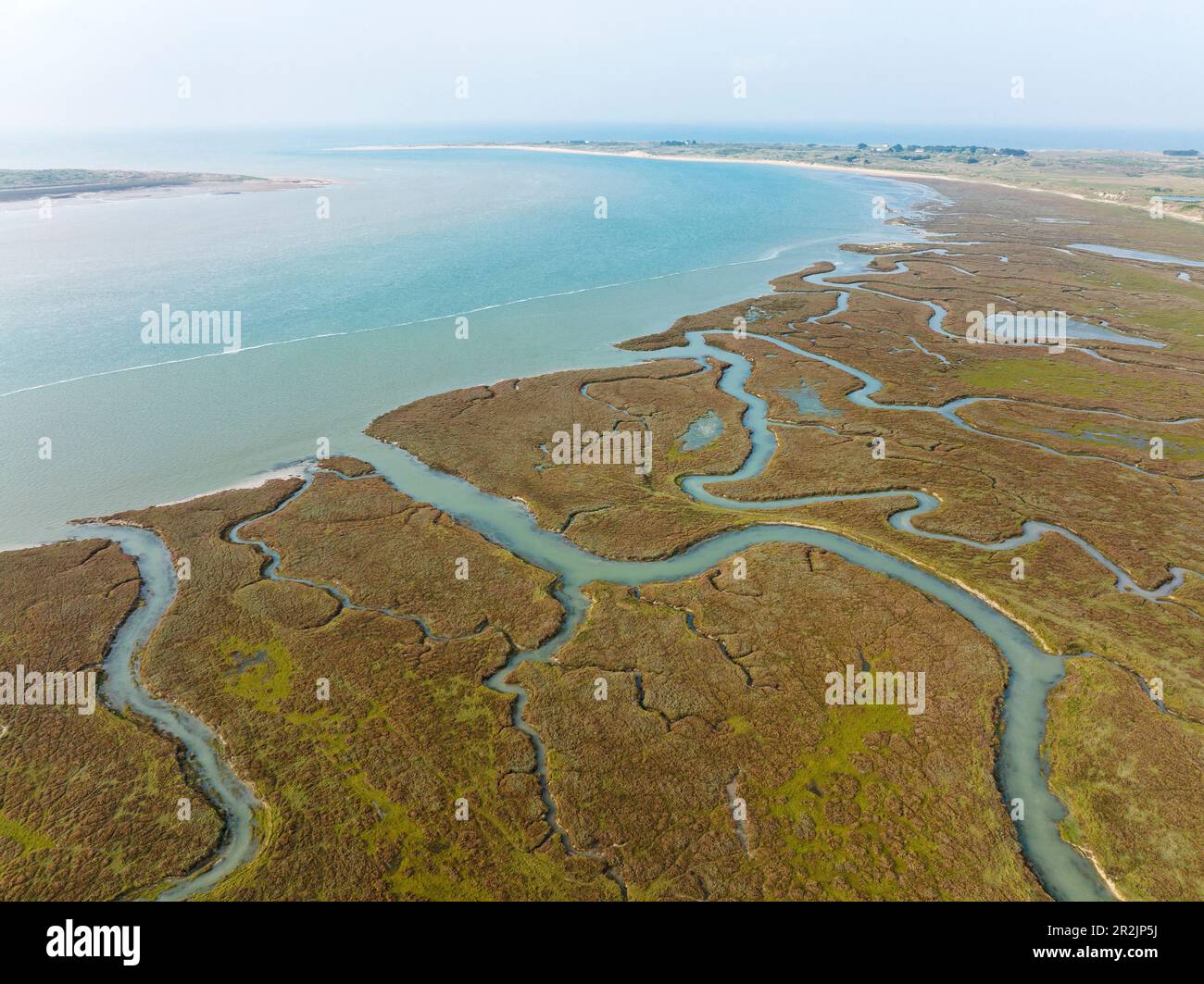 Saline nella baia di Havre de St Germain sur Ay con alta marea, primavera, vista aerea Foto Stock