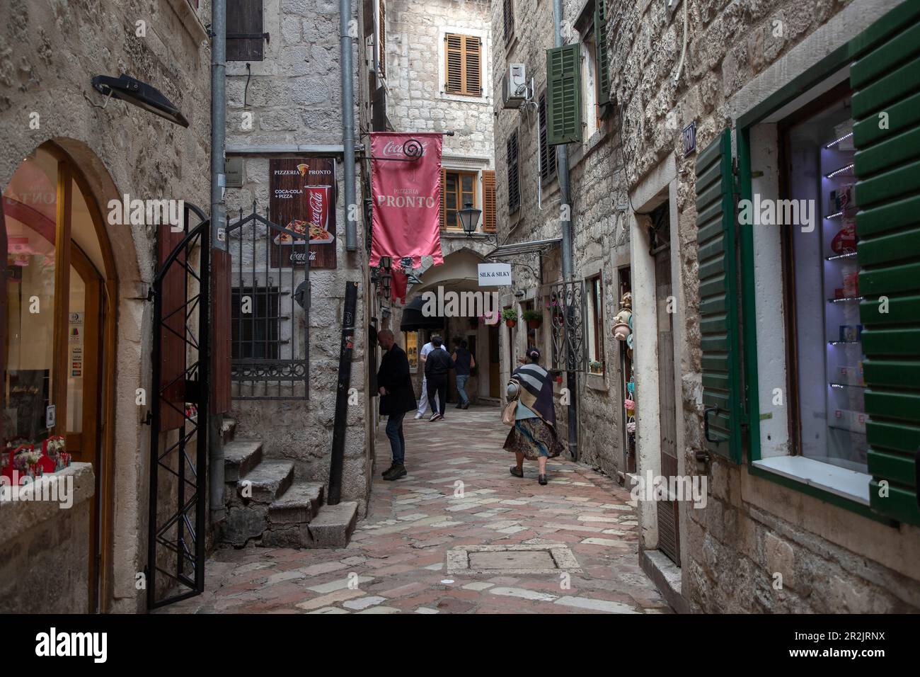 Montenegro, aprile 2023: Vista di una tipica strada acciottolata della città vecchia di Cattaro Foto Stock