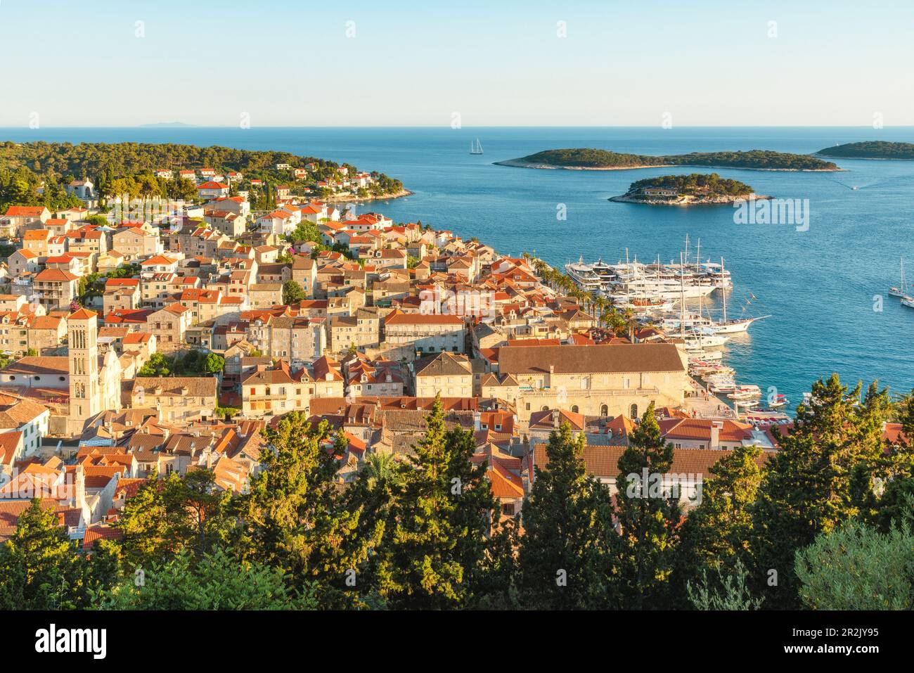 Veduta aerea della città vecchia di Hvar con la baia di acqua turchese con gli yacht e le isole in Dalmazia, Croazia e mare Adriatico. Vacanze estive destinatio Foto Stock