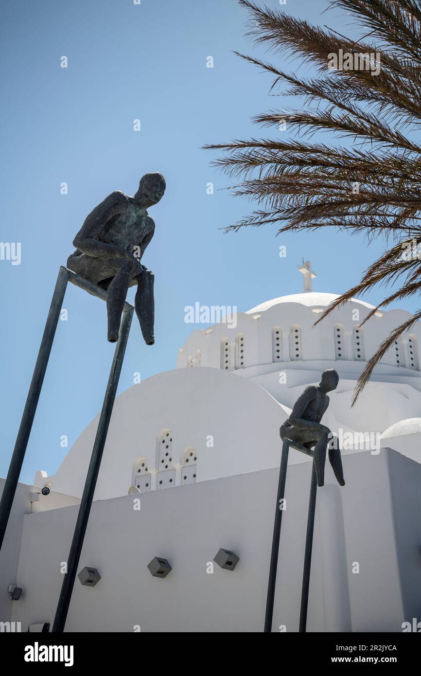 Sculture in bronzo di fronte alla Cattedrale Greco Ortodossa nel centro di Fira, Santorini, Santorini, Cicladi, Mar Egeo, Mar Mediterraneo, Grecia, UE Foto Stock