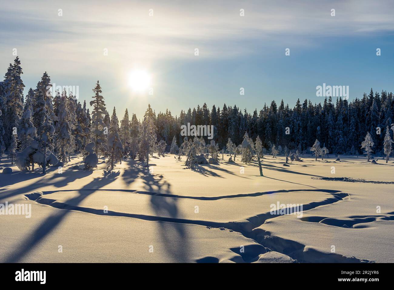 Escursione a Kuertunturi, Grande cuore dipinto nella neve, Paesaggio a Aekaeslampolo, Aekaeslampolo, Finlandia Foto Stock