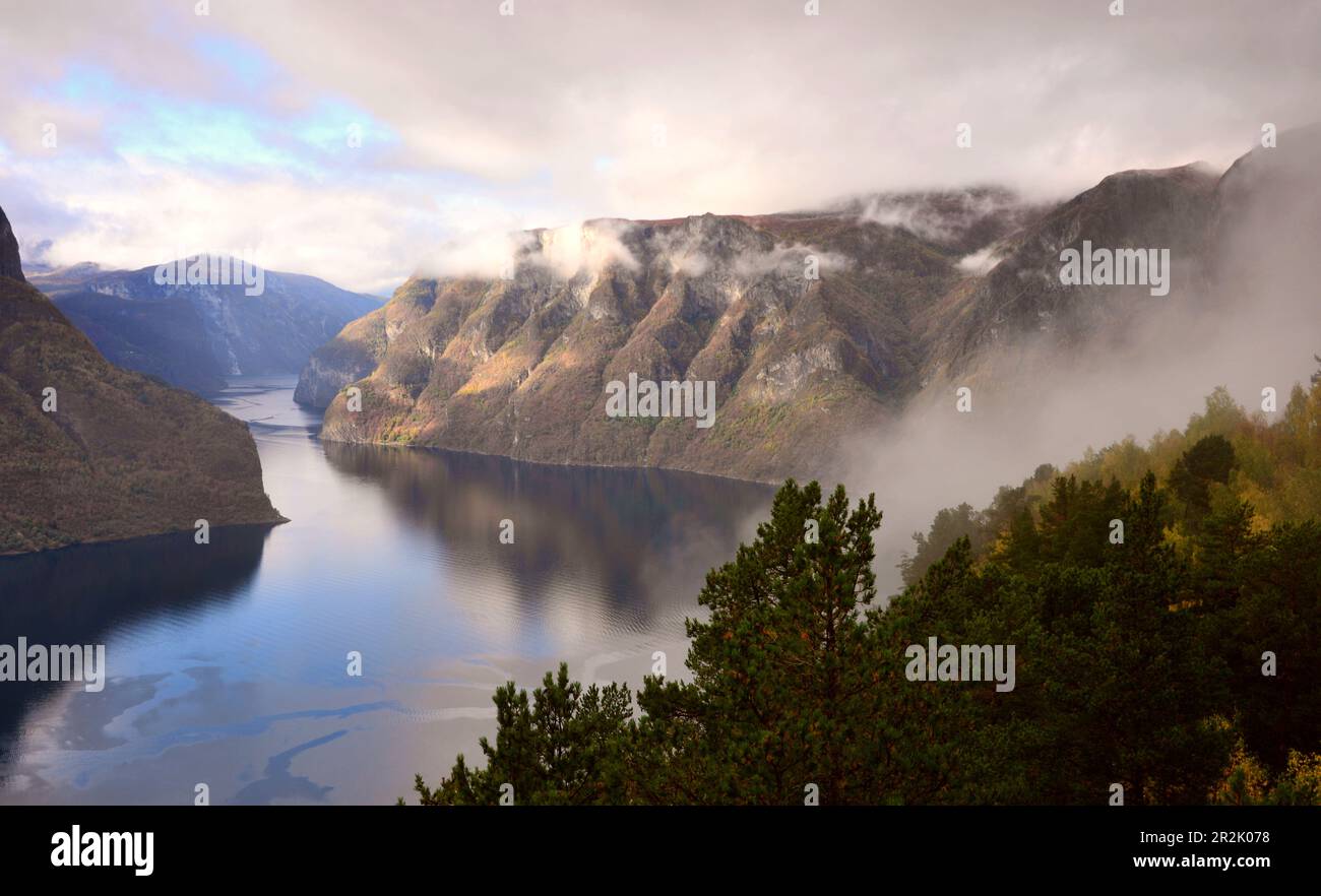 Vista dalla piattaforma panoramica sul fiordo Aurlands a Aurlandhagen, Norvegia Foto Stock