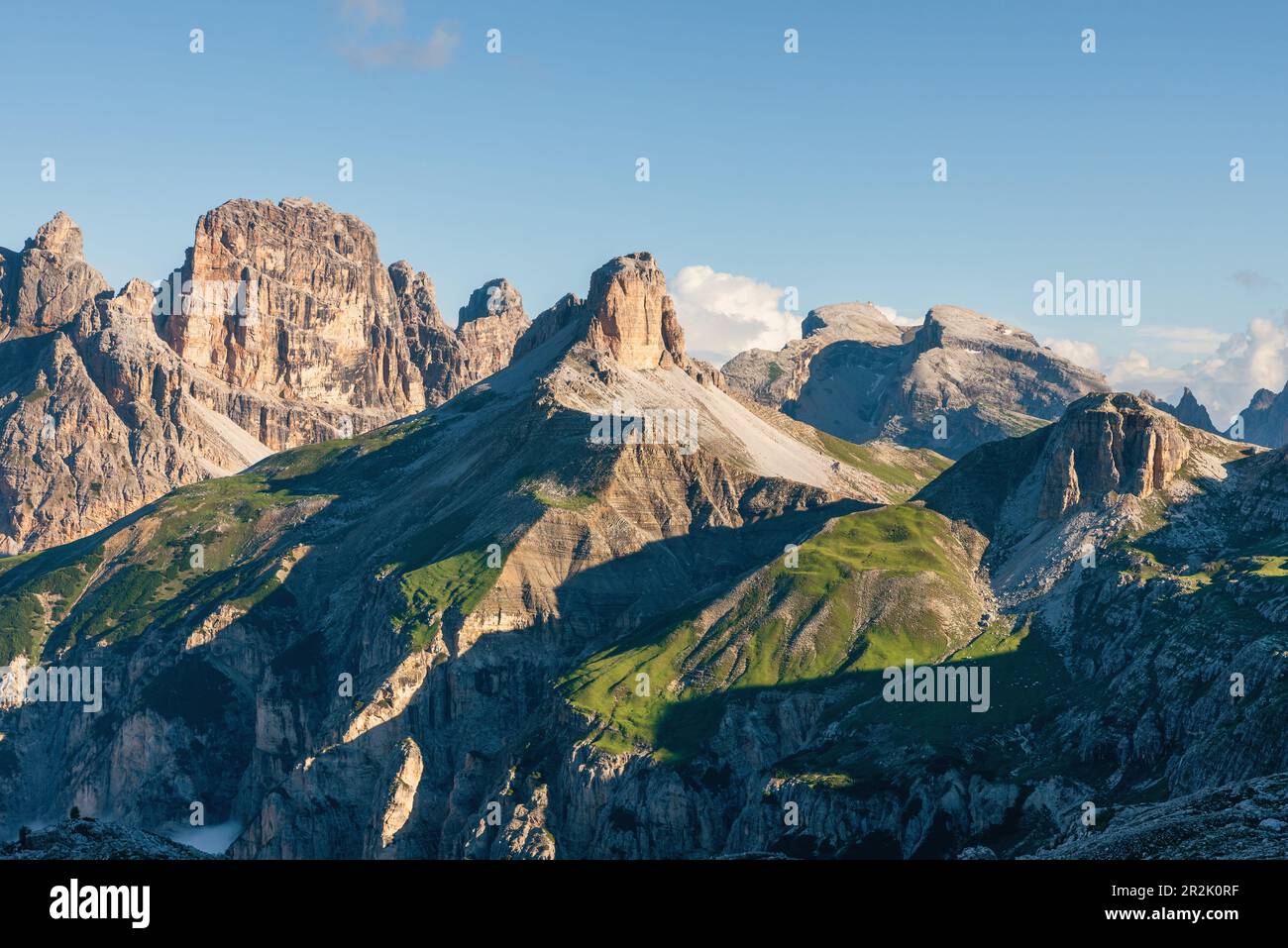 Paesaggio montano italiano nel Parco Nazionale delle tre Cime di Lavaredo all'alba nelle Dolomiti, Alpi, Italia. Natura sfondo. Destinazione del viaggio Foto Stock