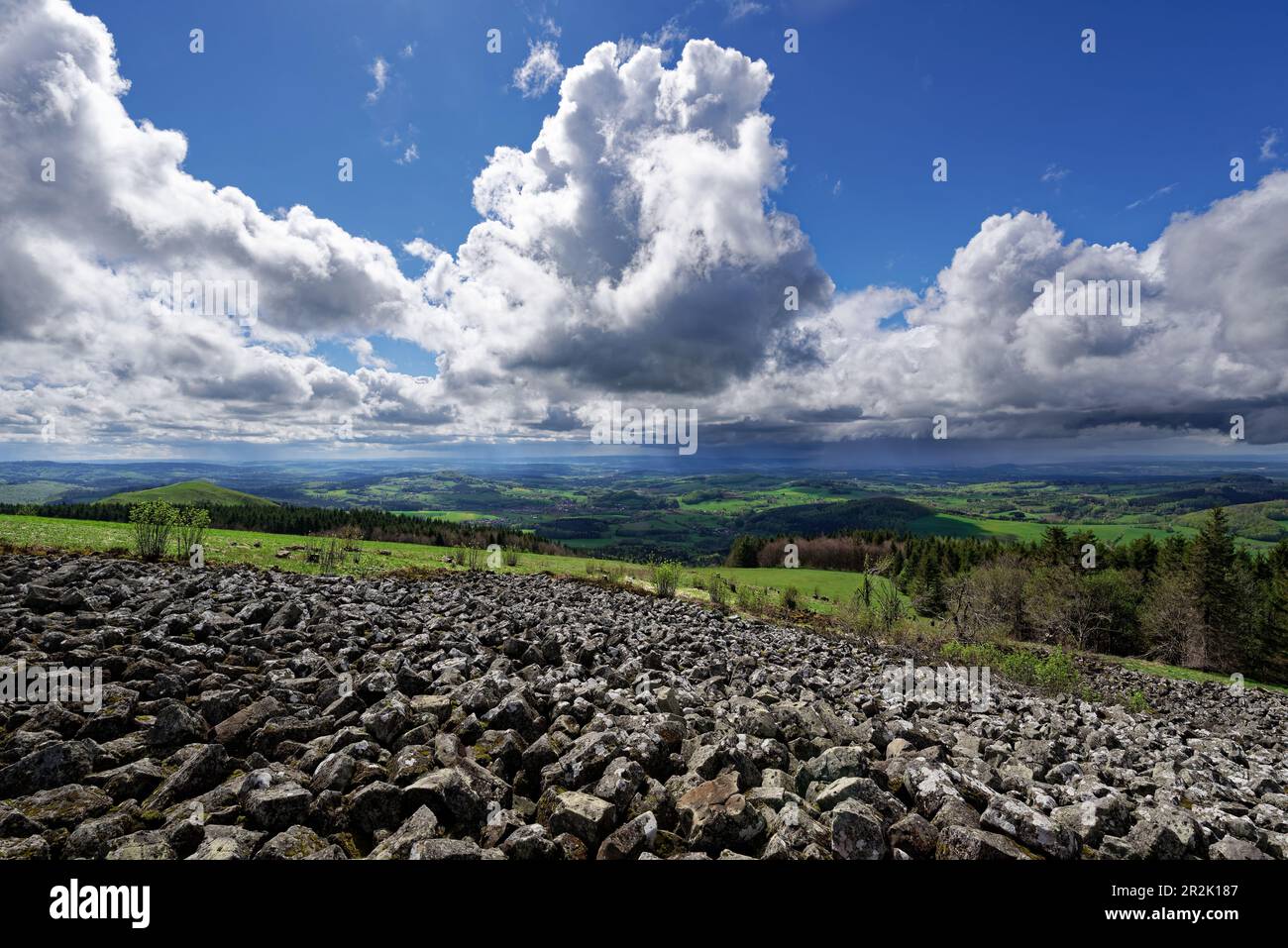 Il dramma meteo visto dalla Wasserkuppe, riserva della Biosfera di Rhön, Assia, Germania. Foto Stock