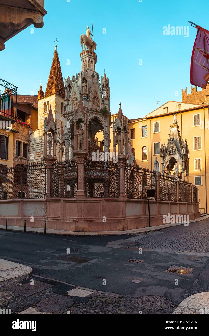 Strada medievale nel centro storico di Verona con tombe Scaligere. Monumenti gotici. Popolare punto di riferimento turistico. Orientamento verticale. Destinazione del viaggio Foto Stock