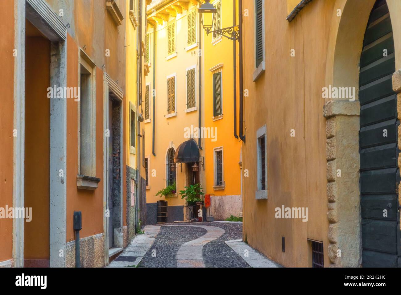 Strada medievale in pietra con pavimenti in giallo nella città di Verona, Veneto, Italia, vuota strada italiana nel centro storico. Destinazione del viaggio Foto Stock