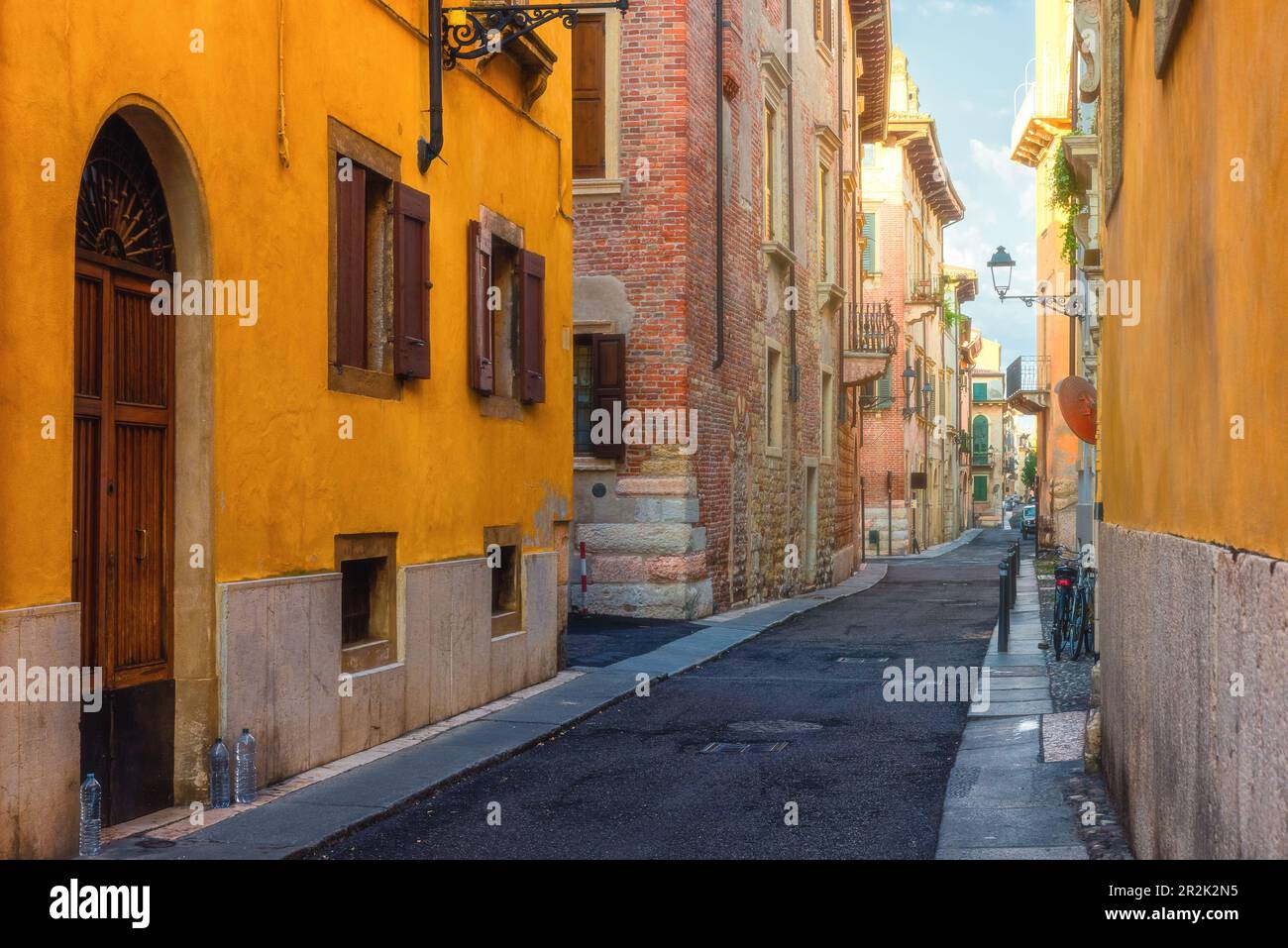 Accogliente stradina medievale con edifici colorati nella città di Verona, Veneto, Italia, vuota strada italiana nel centro storico. Destinazione del viaggio Foto Stock