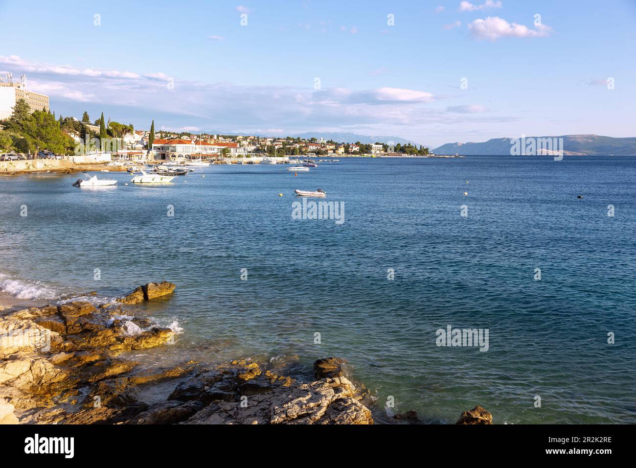 Selce, costa rocciosa, vista su Krk Foto Stock