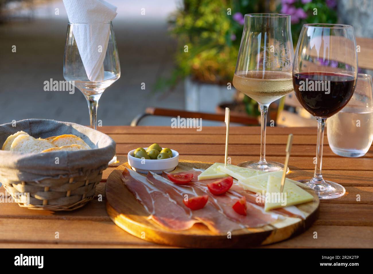Ston, degustazione di vini con piatto di formaggi e prosciutto Foto Stock
