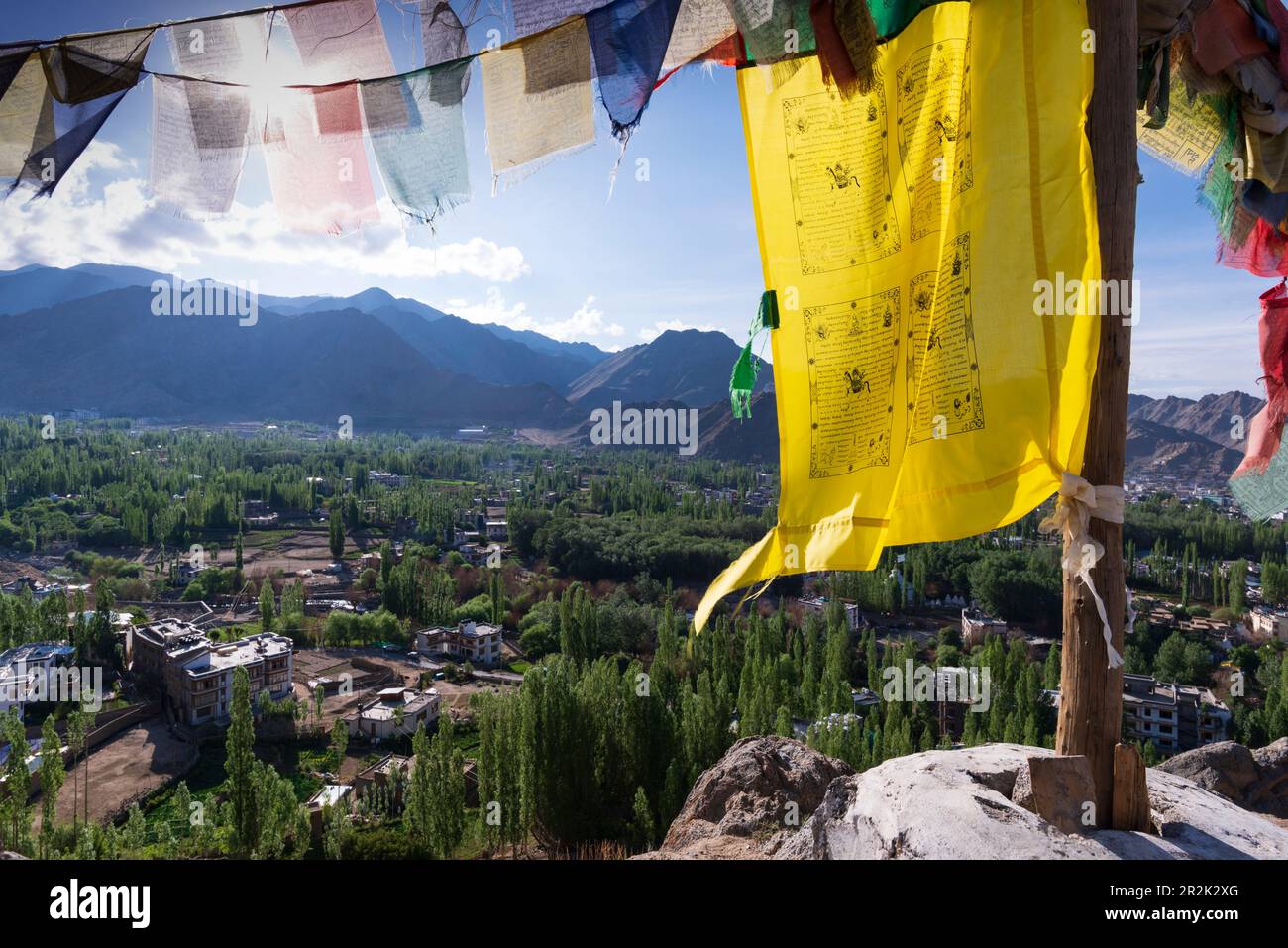 Panorama su Leh e la valle Indus fino all'Himalaya indiana, Ladakh, Jammu e Kashmir, India, Asia Foto Stock