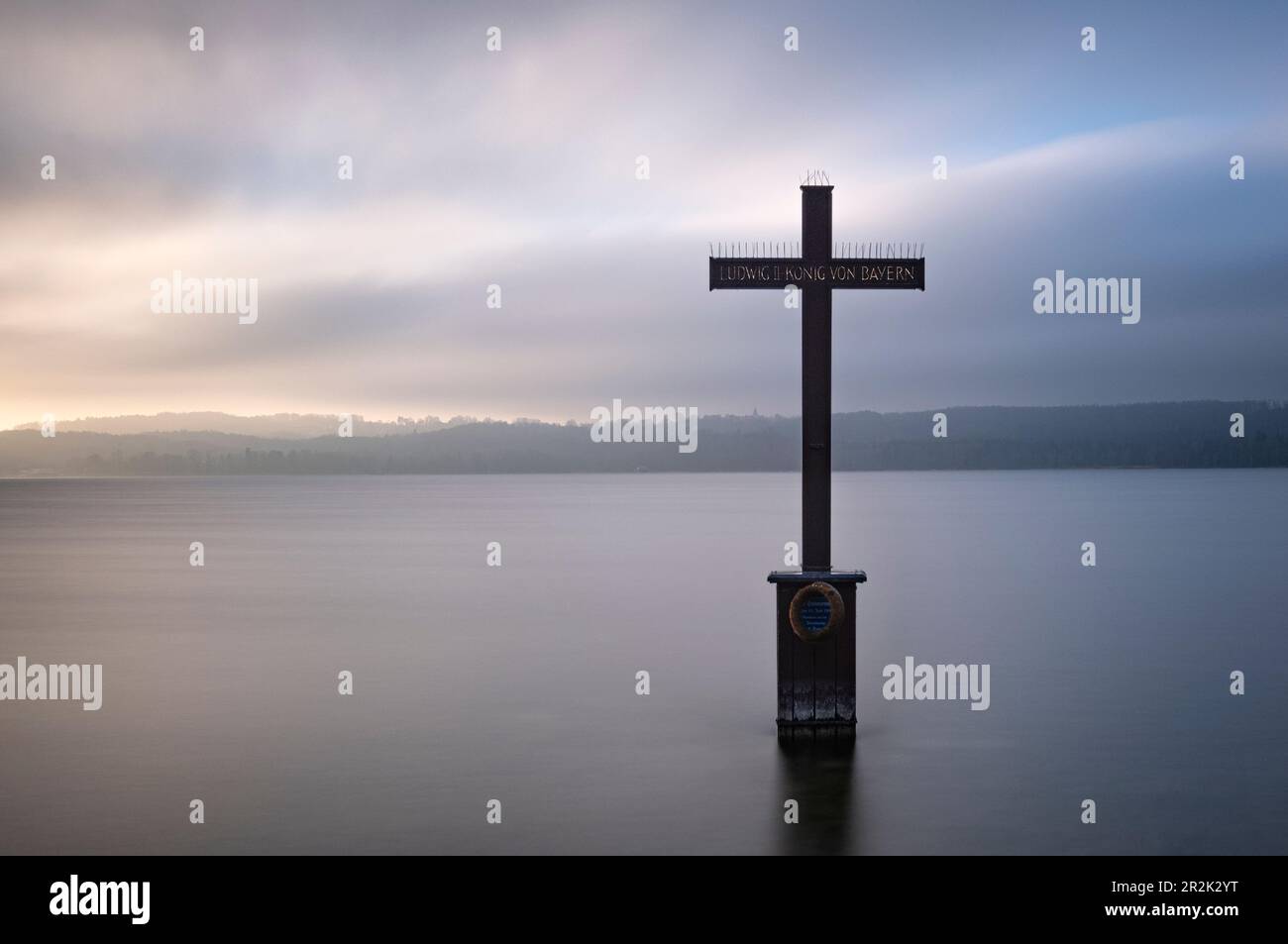Croce commemorativa di Re Ludovico II, Castello di Berg, Lago Starnberg, Baviera, Germania, Europa Foto Stock